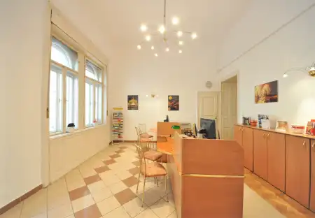 eladó üzlethelyiség utcai bejáratos, Budapest, II. kerület