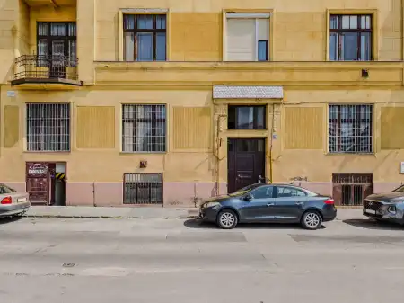 eladó üzlethelyiség utcai bejáratos, Budapest, IX. kerület