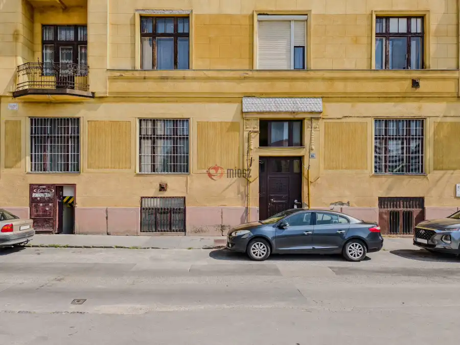 eladó üzlethelyiség utcai bejáratos, Budapest, IX. kerület