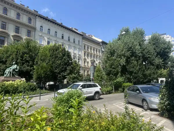 Eladó üzlethelyiség utcai bejáratos, Budapest, VI. kerület 83 m² 106.9 M Ft