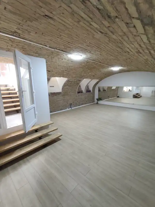 Eladó üzlethelyiség utcai bejáratos, Budapest, VI. kerület 91 m² 59 M Ft