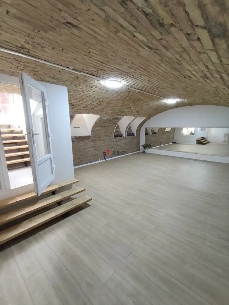 eladó üzlethelyiség utcai bejáratos, Budapest, VI. kerület