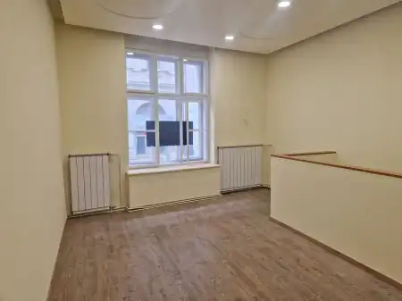 eladó üzlethelyiség utcai bejáratos, Budapest, VI. kerület