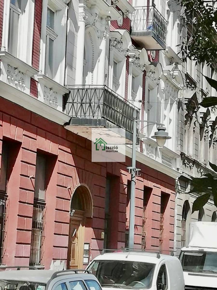 eladó üzlethelyiség utcai bejáratos, Budapest, VIII. kerület