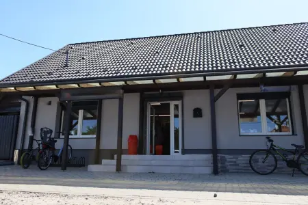 eladó üzlethelyiség utcai bejáratos, Ceglédbercel