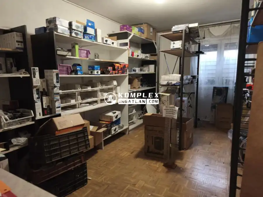 eladó üzlethelyiség utcai bejáratos, Dunaújváros