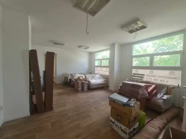 Eladó üzlethelyiség utcai bejáratos, Dunaújváros 5 szoba 157 m² 39 M Ft