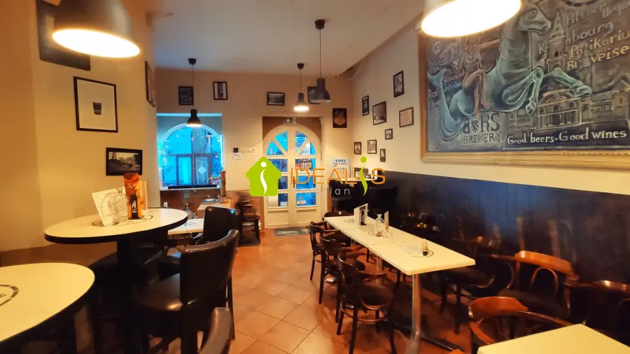 eladó üzlethelyiség utcai bejáratos, Győr