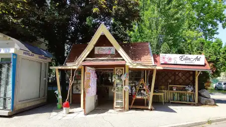 eladó üzlethelyiség utcai bejáratos, Győr