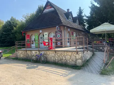 eladó üzlethelyiség utcai bejáratos, Inke