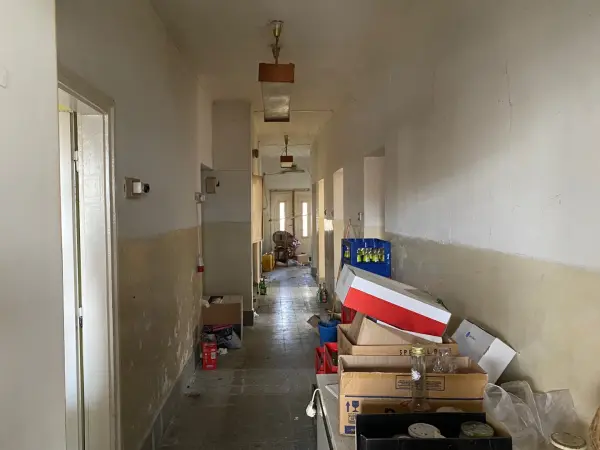 Eladó üzlethelyiség utcai bejáratos, Kevermes 450 m² 22.5 M Ft