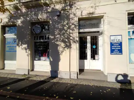 eladó üzlethelyiség utcai bejáratos, Mohács