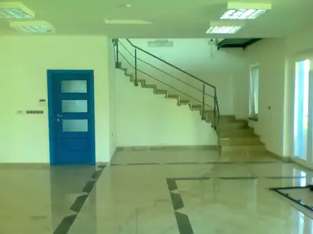 eladó üzlethelyiség utcai bejáratos, Mosonmagyaróvár