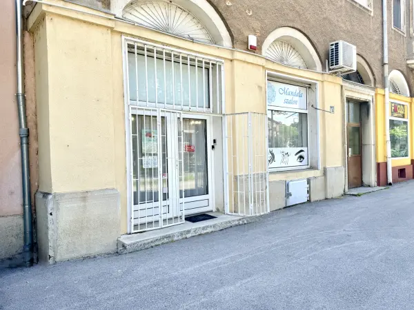 Eladó üzlethelyiség utcai bejáratos, Oroszlány 2 szoba 75 m² 51 M Ft