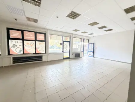 eladó üzlethelyiség utcai bejáratos, Oroszlány