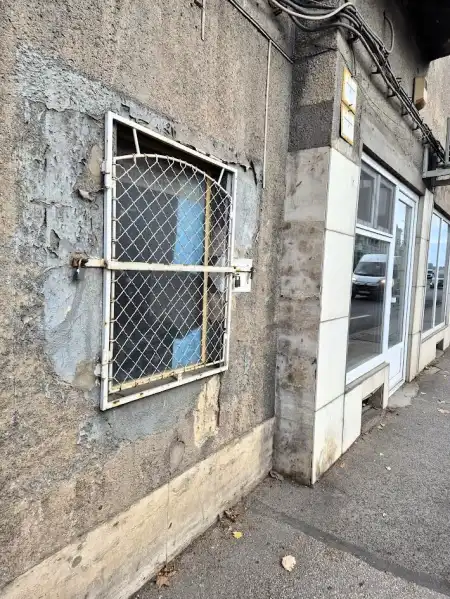 eladó üzlethelyiség utcai bejáratos, Pécs