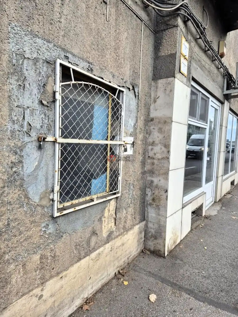 eladó üzlethelyiség utcai bejáratos, Pécs