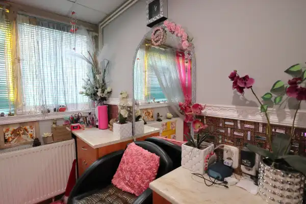 Eladó üzlethelyiség utcai bejáratos, Szeged 14 m² 6.99 M Ft