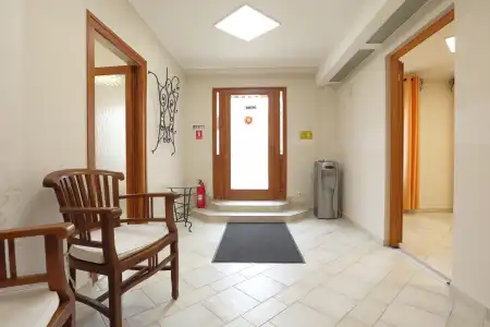 eladó üzlethelyiség utcai bejáratos, Szeged