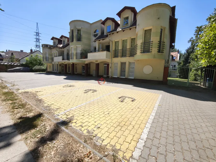 eladó üzlethelyiség utcai bejáratos, Szeged