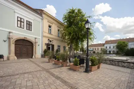eladó üzlethelyiség utcai bejáratos, Vác