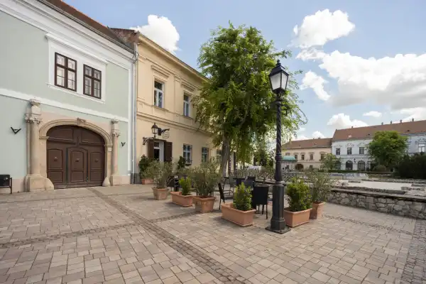 Eladó üzlethelyiség utcai bejáratos, Vác 6 szoba 102 m² 120 M Ft
