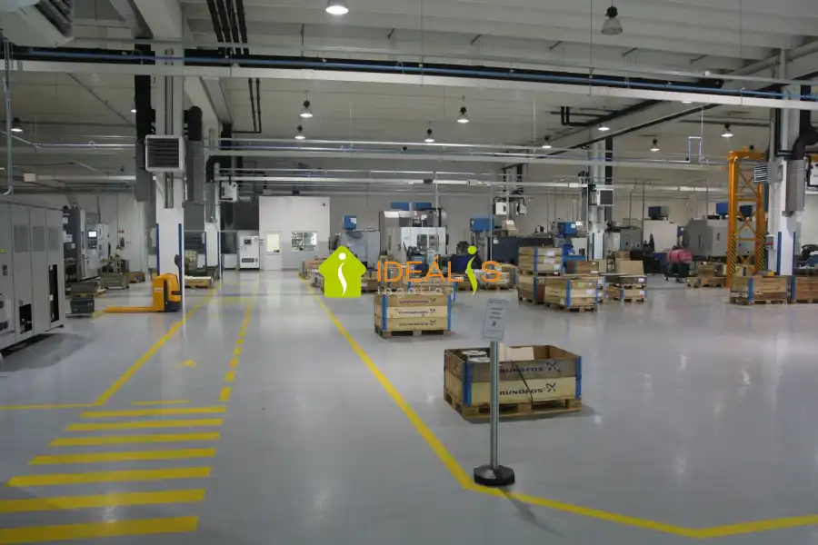 kiadó csarnok, Győr