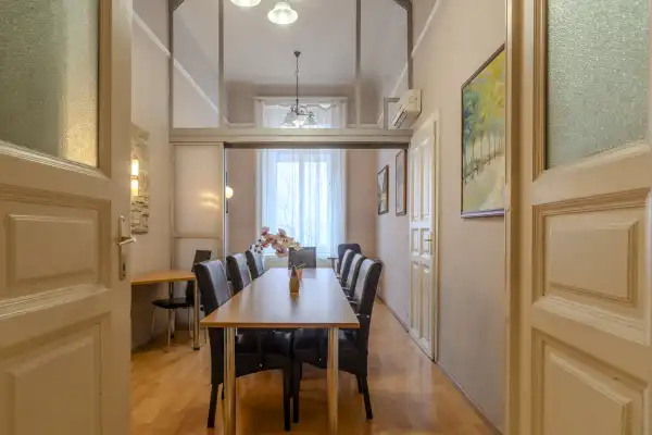 Kiadó iroda, Budapest, VI. kerület 2+2 szoba 82 m² 450 E Ft/hó