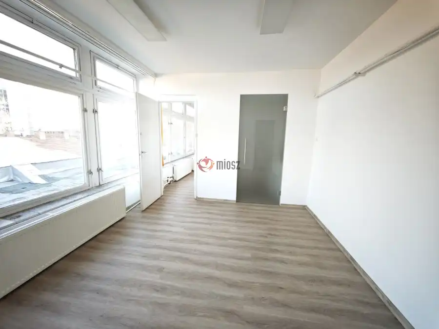 kiadó irodaházban C kat., Szeged