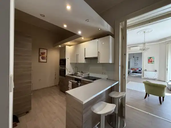 Kiadó téglalakás, Budapest, VI. kerület 3 szoba 120 m² 560 E Ft/hó