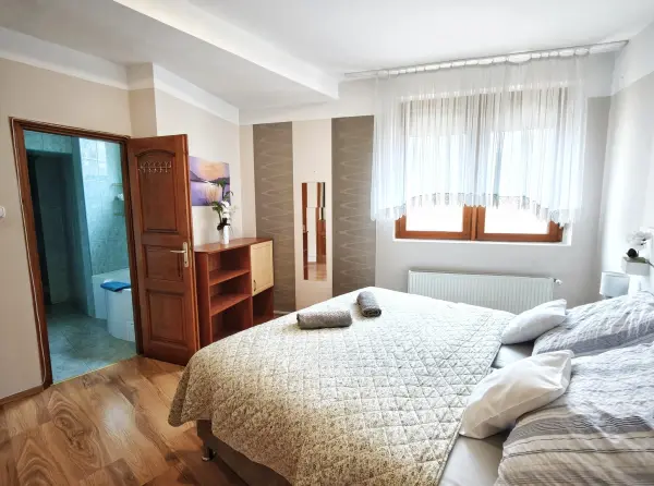Kiadó téglalakás, Szeged 5+1 szoba 136 m² 1.2 M Ft/hó