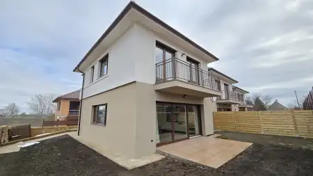 kiadó új építésű családi ház, Paks