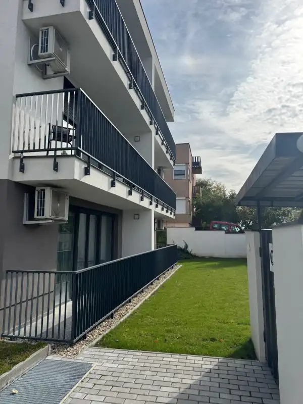 Kiadó újszerű családi ház, Érd 20 szoba 1700 m² 6.40 M Ft/hó