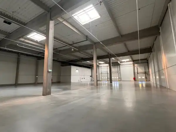 Kiadó újszerű ipari ingatlan, Törökbálint 1885 m² 4.22 M Ft/hó