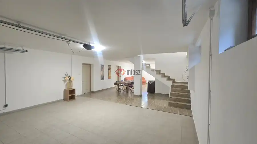 kiadó újszerű iroda családi házban, Göd