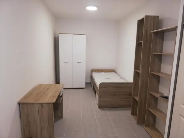 Kiadó újszerű téglalakás, Komárom 1 szoba 18 m² 130 E Ft/hó