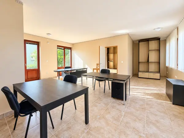 Kiadó újszerű üzlet, Tata 2 szoba 64 m² 280 E Ft/hó