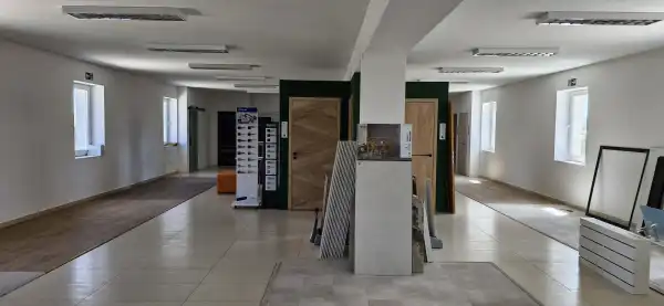 Kiadó újszerű üzlethelyiség üzletházban, Tatabánya 360 m² 570 E Ft/hó + Áfa
