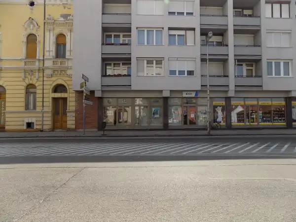 Kiadó üzlet, Pápa 1+1 szoba 40 m² 100 E Ft/hó