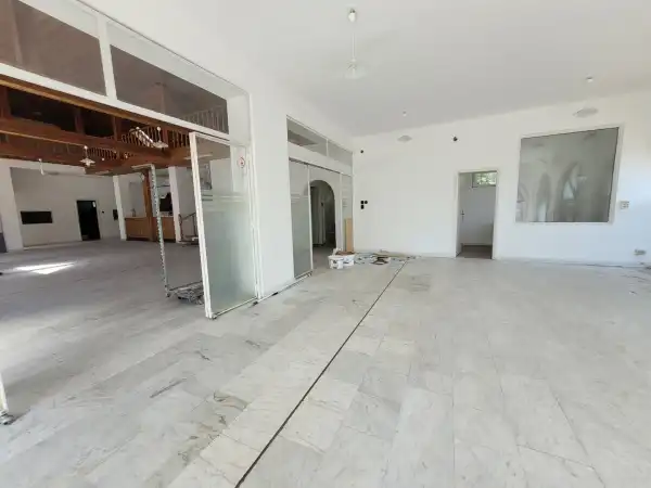 Kiadó üzlet, Vác 330 m² 550 E Ft/hó