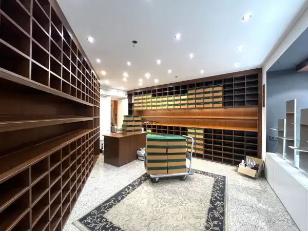 Kiadó üzlethelyiség utcai bejáratos, Budapest, V. kerület 25 m² 560 E Ft/hó