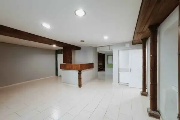 Kiadó üzlethelyiség utcai bejáratos, Budapest, VI. kerület 126 m² 993 E Ft/hó