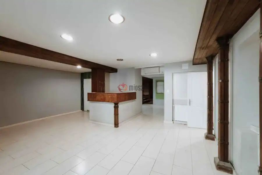 kiadó üzlethelyiség utcai bejáratos, Budapest, VI. kerület