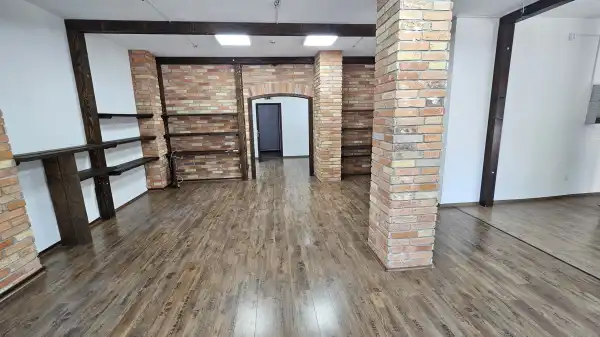 Kiadó üzlethelyiség utcai bejáratos, Dunaújváros 115 m² 650 E Ft/hó