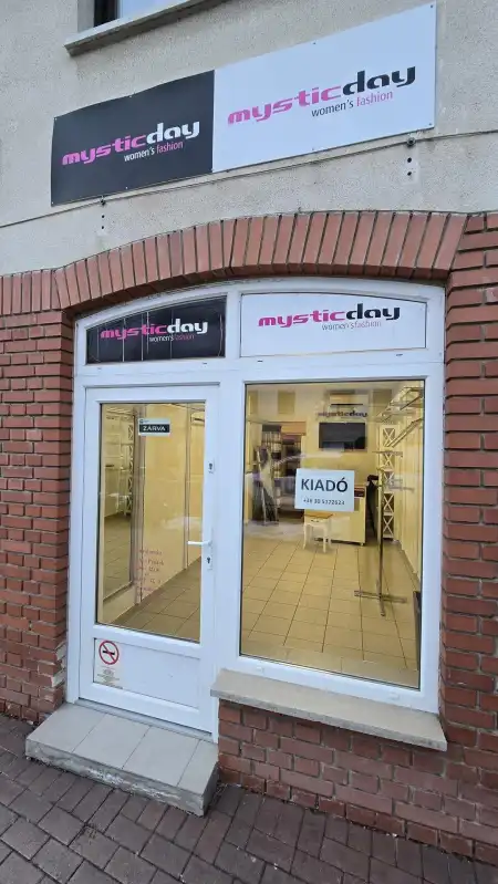 kiadó üzlethelyiség utcai bejáratos, Paks