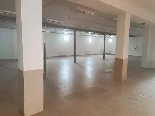 Kiadó üzlethelyiség utcai bejáratos, Újhartyán 250 m² 250 E Ft/hó