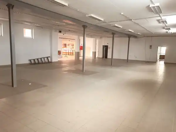 Kiadó üzlethelyiség utcai bejáratos, Újhartyán 300 m² 600 E Ft/hó