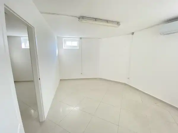 Kiadó üzlethelyiség üzletházban, Vác 3 szoba 37 m² 120 E Ft/hó